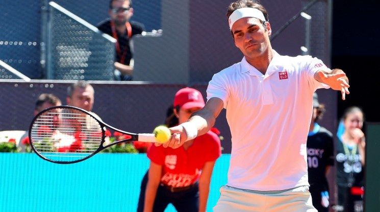 Федерер се завърна с трудна победа срещу Монфис