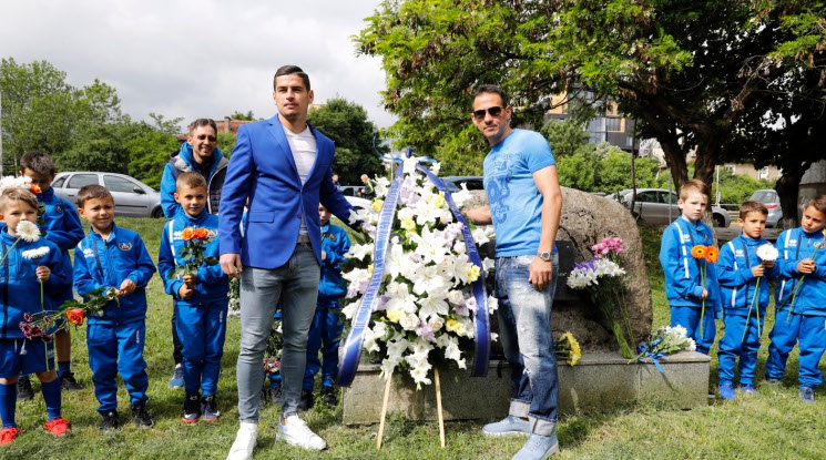 ПФК Левски поднесе венци и цветя във връзка с 105-ата годишнина на клуба (видео)