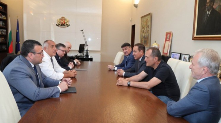 Приключи срещата на премиера Борисов с Боби Михайлов и футболните президенти