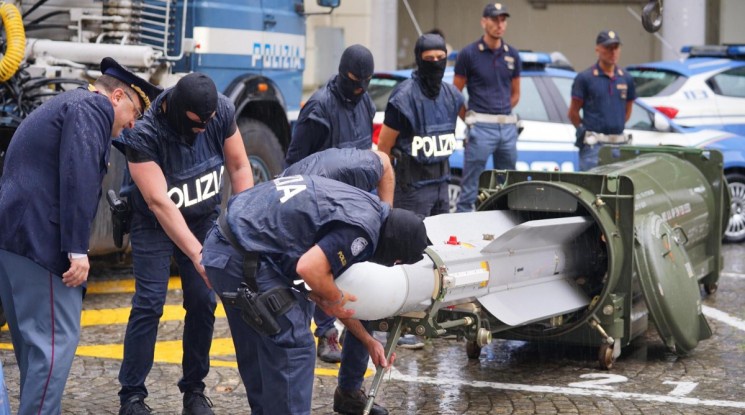Италианската полиция иззе бойна ракета от ултраси на Юве