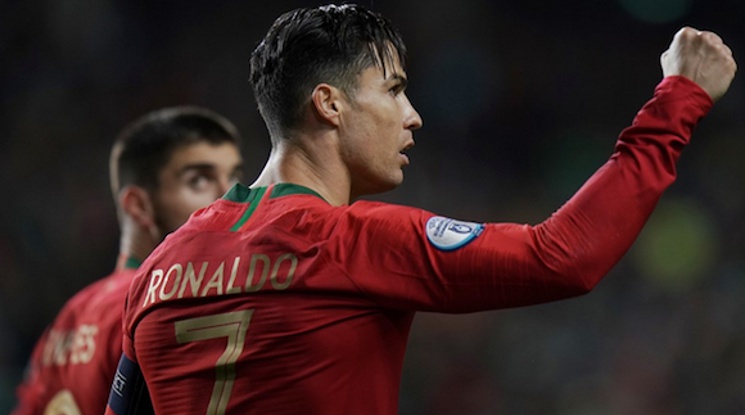 Роналдо с хеттрик при разгромна победа на Португалия