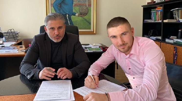 Мартин Петков подписа нов договор с Левски