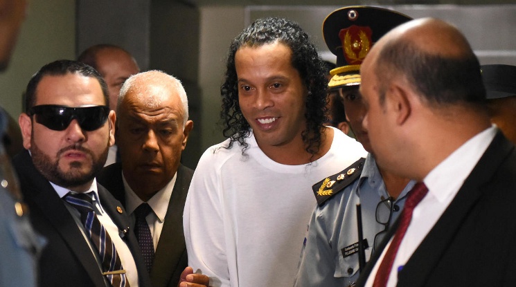 Освободиха Роналдиньо от затвора срещу гаранция