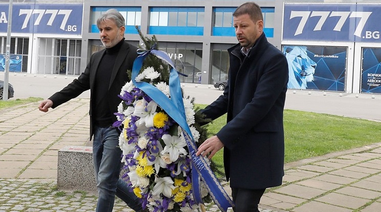 Левски поднесе венци и цветя на паметника на Гунди