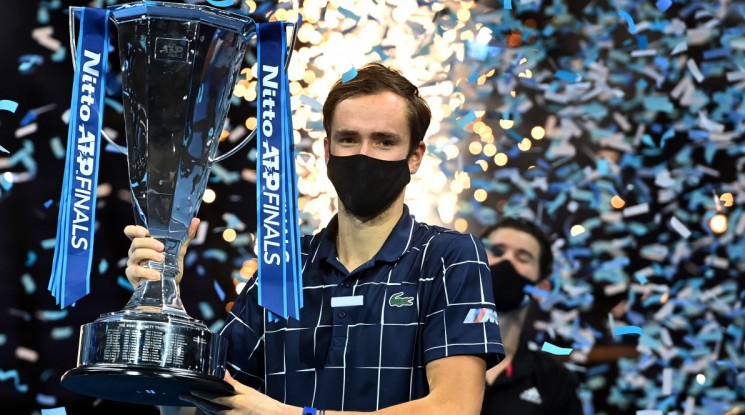 Медведев спечели финала на най-добрите тенисисти в Лондон