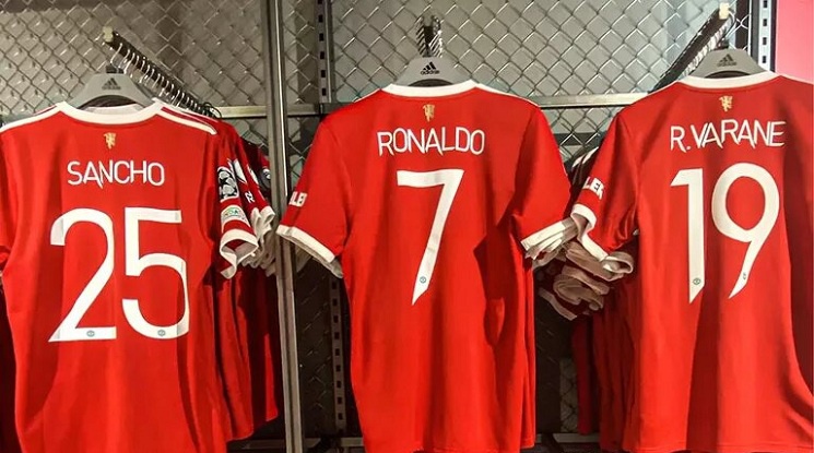 От Адидас не могат да смогнат с производството на фланелки на Юнайтед с името на Роналдо
