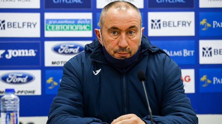 Стоилов се отказа от заплатата си, за да може да се плати на футболистите