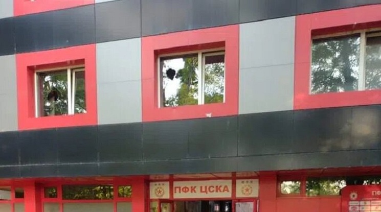 Вандали изпочупиха част от прозорците на "Българска армия"