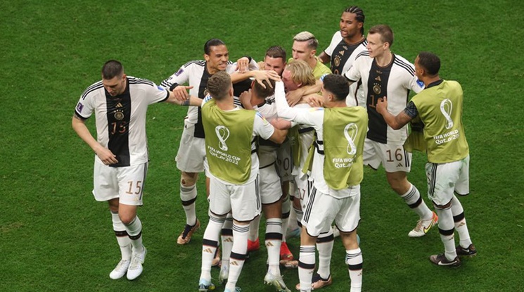Германия скача за първа победа в мач, който ще остане в историята на световните първенства