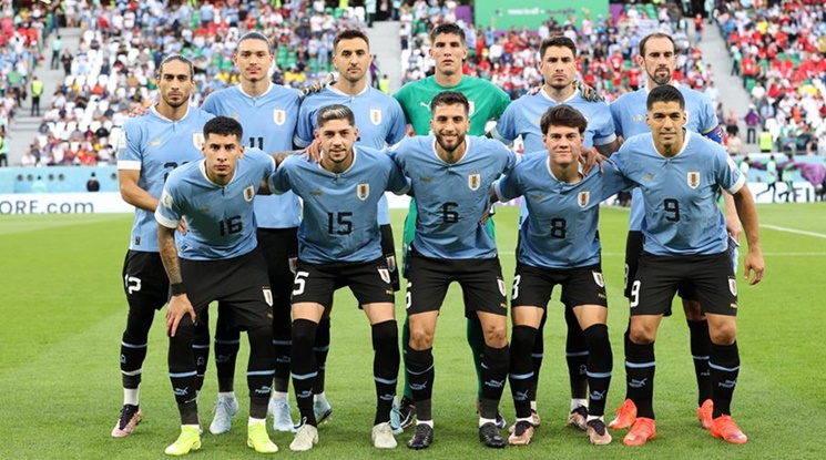 Уругвай ще хваща последния влак за осминафиналите срещу Гана
