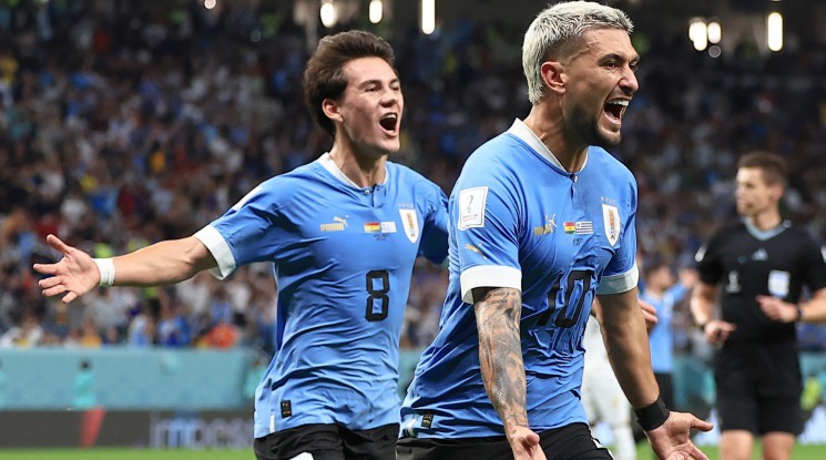 Уругвай победи Гана, но остана само на един гол разстояние от елиминациите (видео)