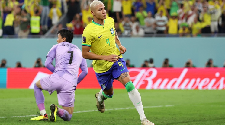 Едно полувреме беше достатъчно на Бразилия за класиране на 1/4-финал (видео)