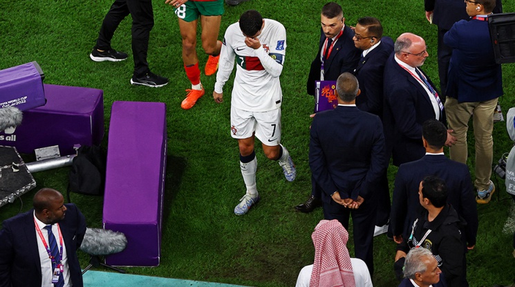 Роналдо плаче неутешимо след отпадането на Португалия (видео)