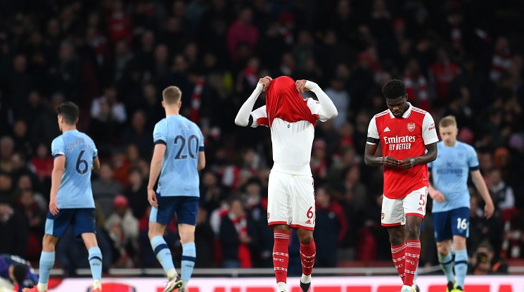 Шампионските емоции на Арсенал отново бяха охладени