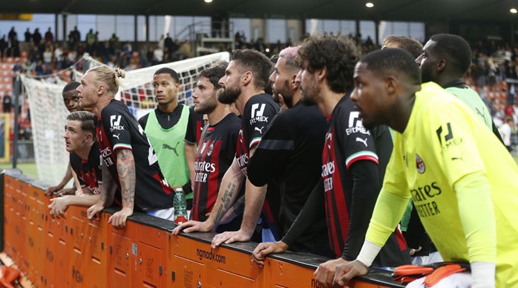 Тифозите на Милан скочиха на играчите след поредната загуба (видео)