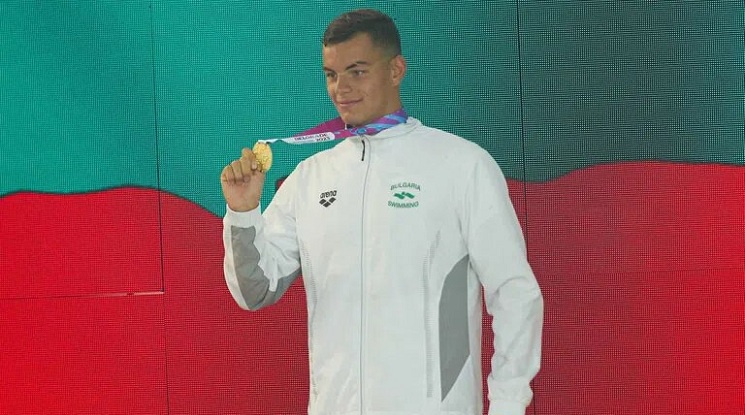 Мицин грабна световната титла за юноши на 400 м свободен стил