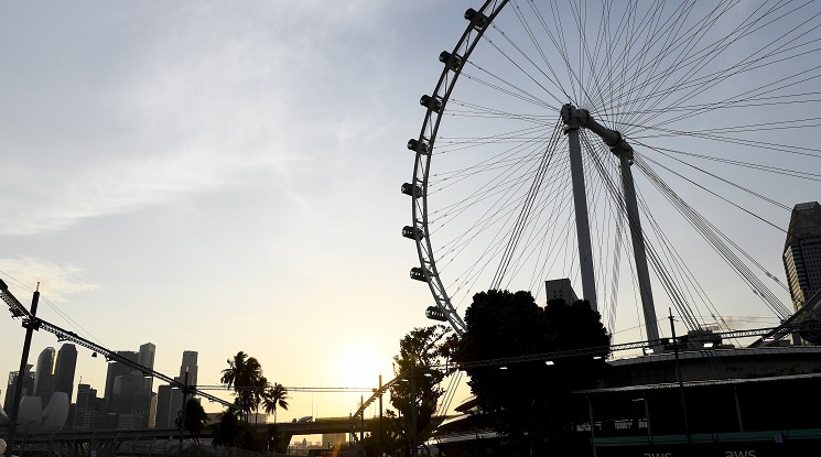 Пилотите на Ферари оглавиха класирането след първата свободна тренировка в Сингапур