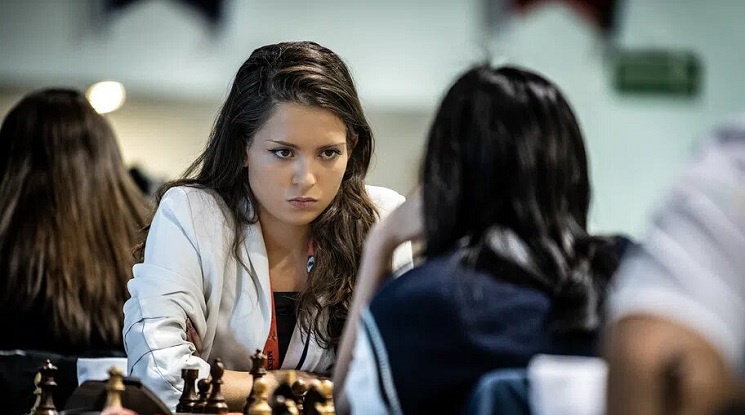 Два кръга преди края Белослава Кръстева поведе класирането на световното по шахмат за юноши и девойк