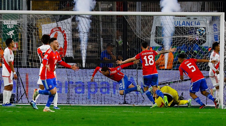 Чили с първа победа в световните квалификации (видео)