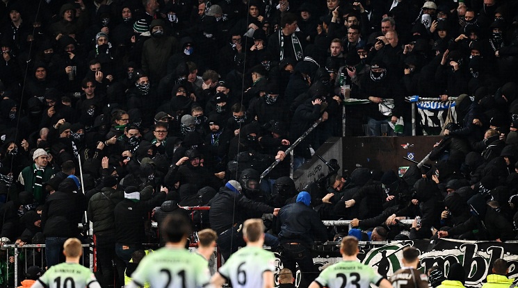 Бой между фенове и полицаи на мач от Втора Бундеслига