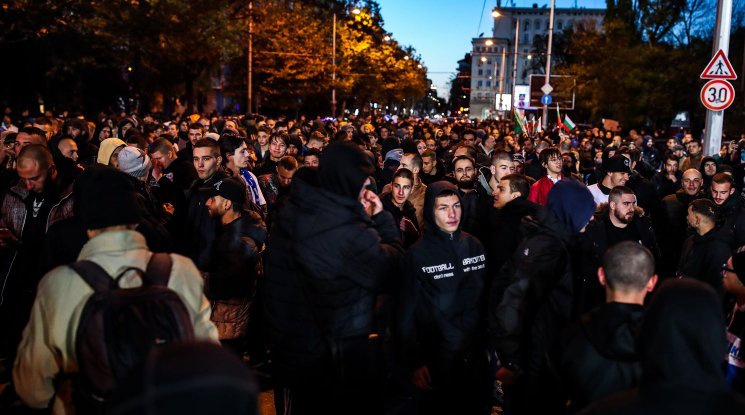 В София е като на война! Протестът срещу БФС ескалира, ситуацията е взривоопасна (видео)