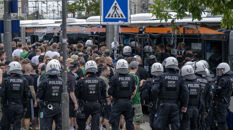 Десетки полицаи са ранени при стълкновения преди срещата Айнтрахт - Щутгарт