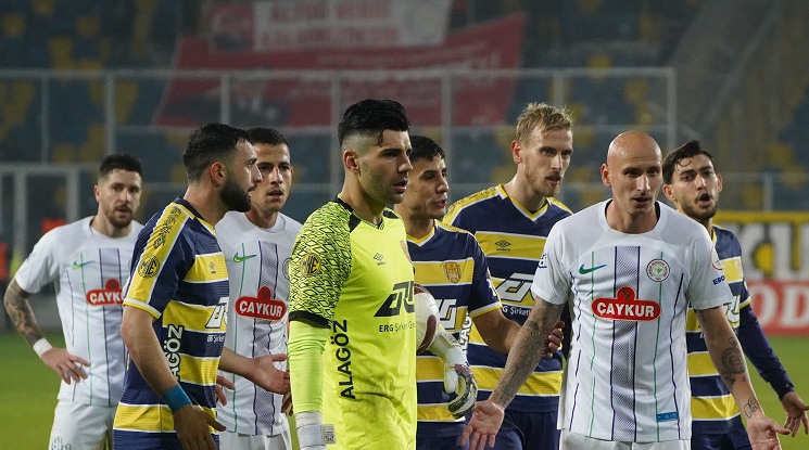 Футболът в Турция е спрян за неопределено време след грандиозен скандал с българско участие