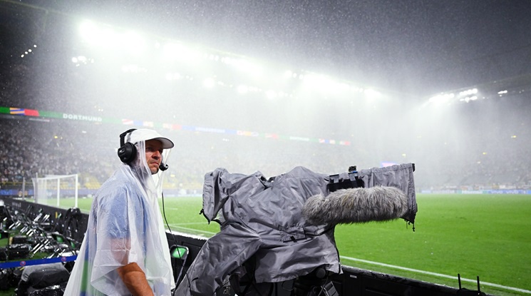 Силна буря прекъсна осминафинала между Германия и Дания