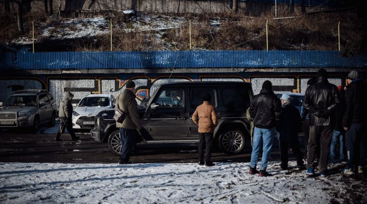 Привърженици на Левски спряха джипа на Наско Сираков и поискаха обяснение по наболели теми (видео)