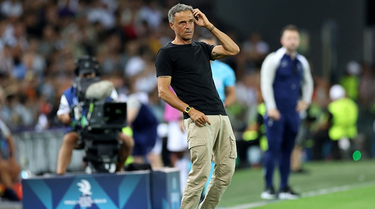 Приеха Луис Енрике в болница с фрактура на ключицата