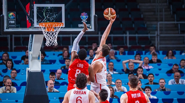 Турция е първият полуфиналист на ЕвроБаскет'25