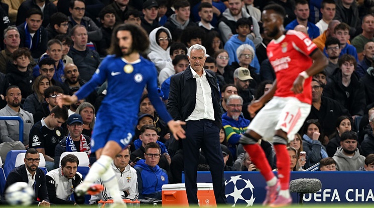 Моуриньо си тръгна с наведена глава от "Стамфорд бридж"