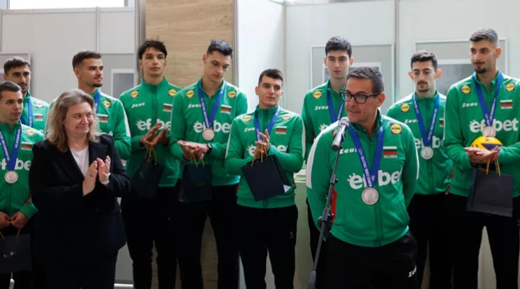 Депутатите аплодираха волейболистите ни в Парламента