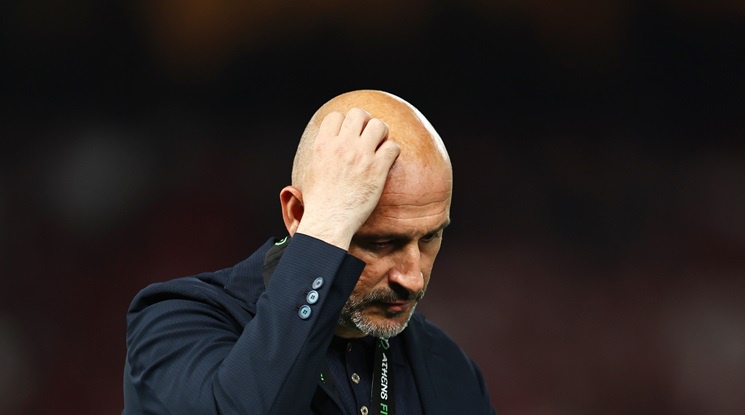 Приеха в болница треньора на Болоня