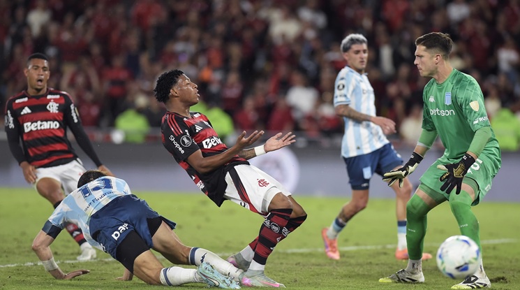 Фламенго взе крехък аванс пред Расинг преди реванша в Аржентина