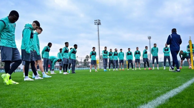 ФИФА забрани трансферите в Ботев Пловдив и Берое