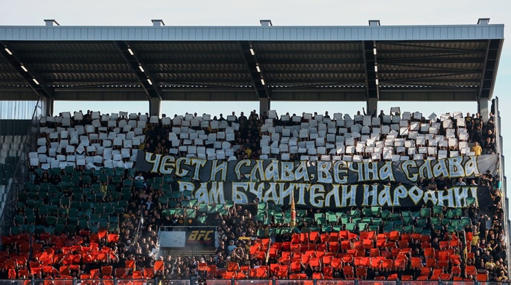 Грозна постъпка на агитката на Локомотив Пловдив стана причина дербито с Ботев да бъде прекратено