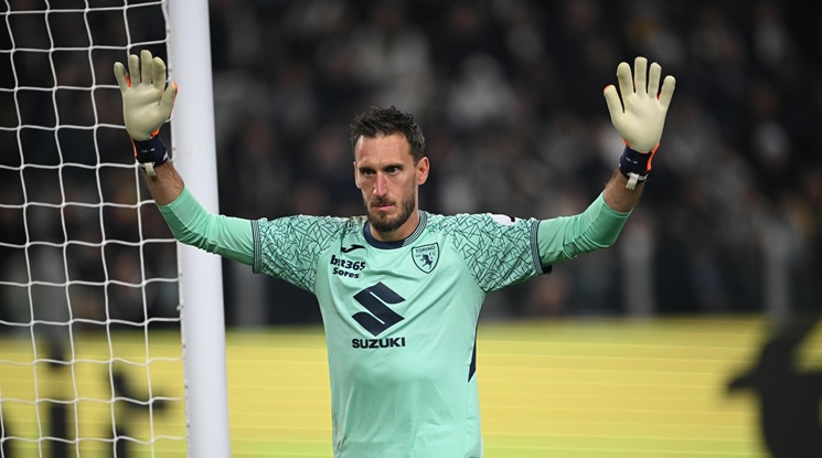 Голова немощ беляза дербито на Торино