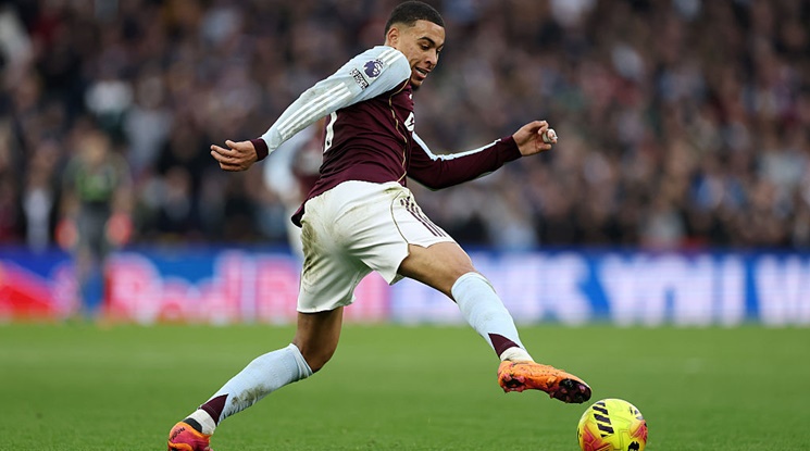 Английски национал подписа нов договор с Астън Вила