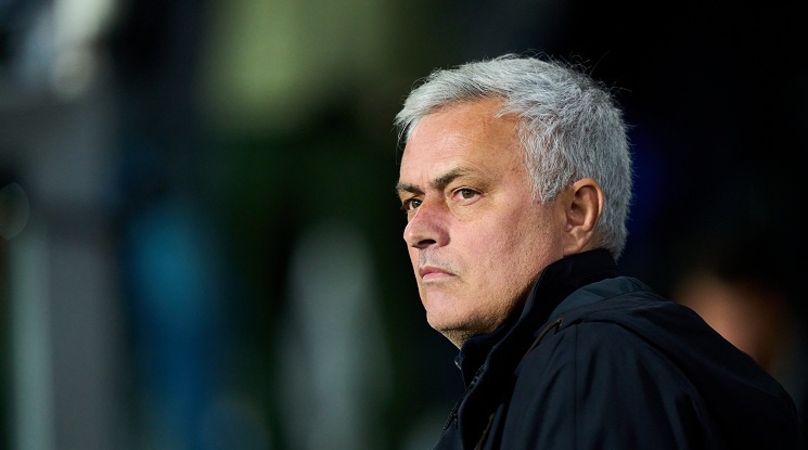 Моуриньо набутал Фенербахче с милиони и за хотелска сметка