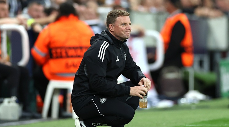 Постът на Еди Хау започна да се клати