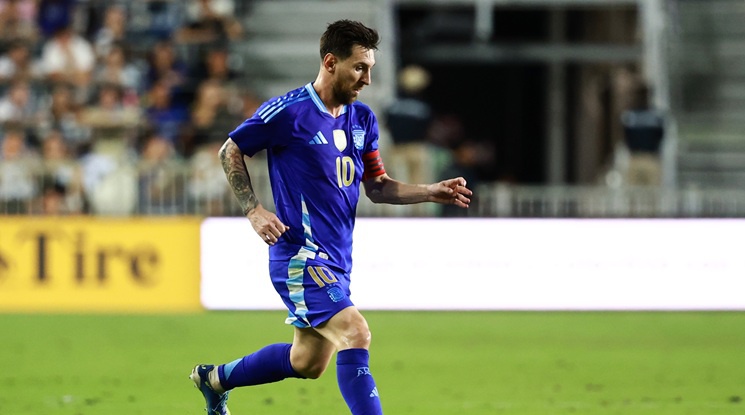 Аржентина победи Ангола в контрола, играна пред 50 000 в Луанда