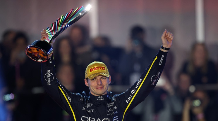 Верстапен триумфира в Лас Вегас и съхрани шансовете си за титлата във Формула 1