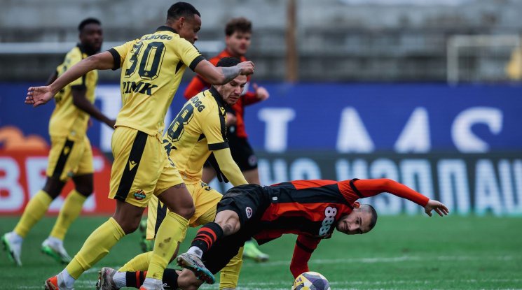 Локо София стигна до победата срещу Ботев Пловдив след късна драма в "Надежда" (видео)