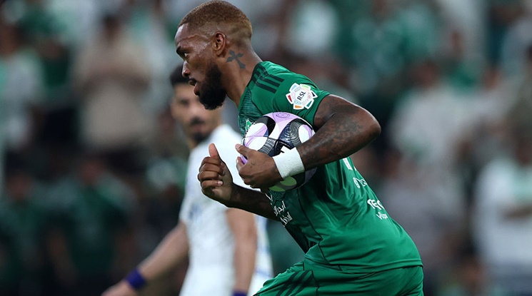 Арестуваха бивш голаджия на Брентфорд за побой над фен