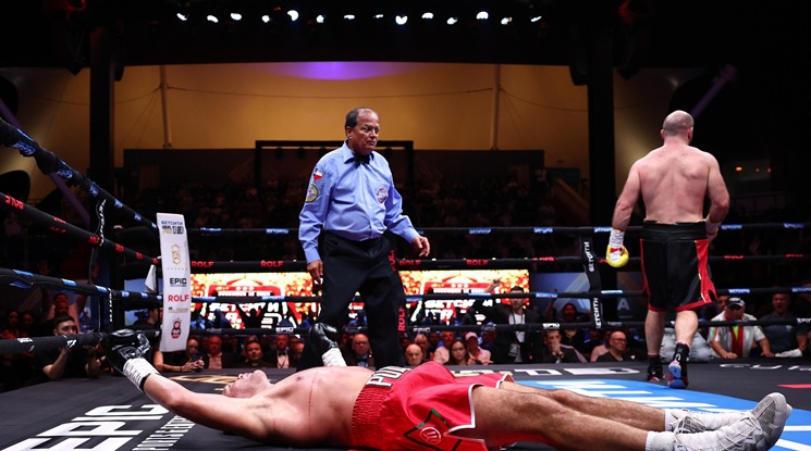 Кобрата: Това е, с тия малки ръкавици... няма как