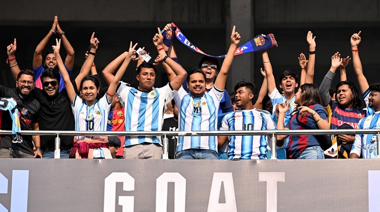 Шокиращи сцени белязаха началото на турнето на Меси в Индия