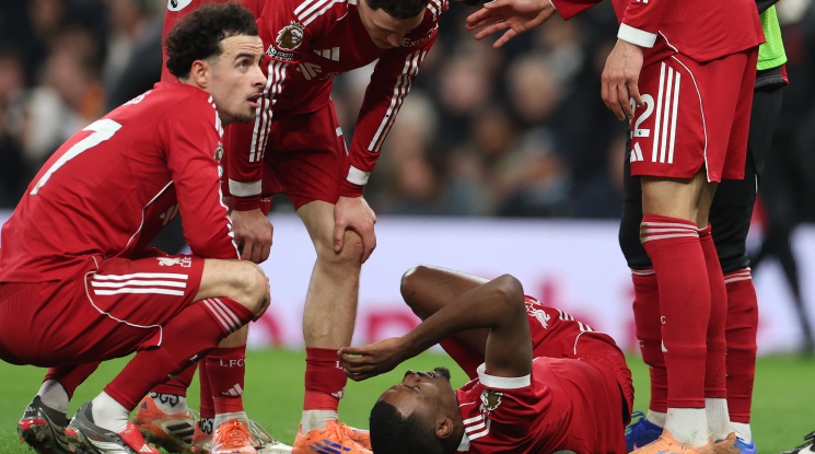 Исак е със счупен крак