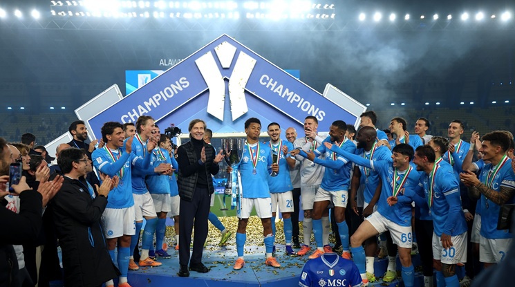 Наполи донесе на тифозите си чудесен коледен подарък от далечен Рияд