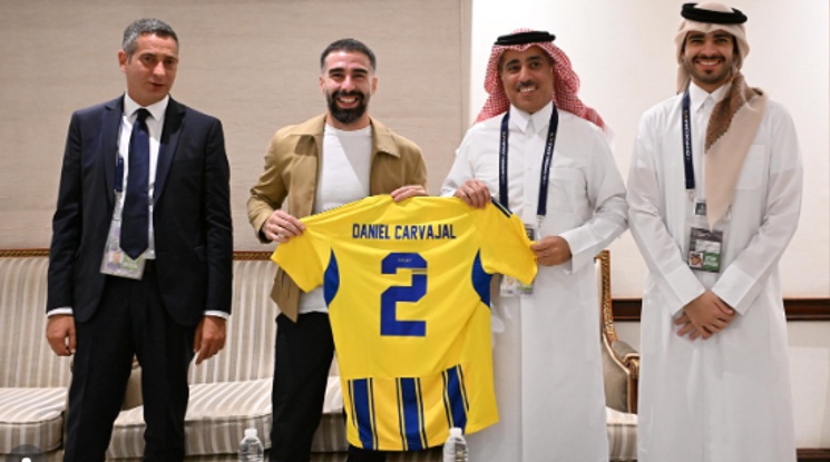 Карвахал позира с фланелка на катарски клуб